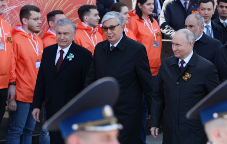 ҚАСЫМ-ЖОМАРТ ТОҚАЕВ ЖЕҢІС КҮНІНЕ АРНАЛҒАН ӘСКЕРИ ПАРАДҚА БАРДЫ