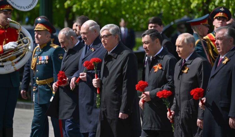 ҚАСЫМ-ЖОМАРТ ТОҚАЕВ ЖЕҢІС КҮНІНЕ АРНАЛҒАН ӘСКЕРИ ПАРАДҚА БАРДЫ