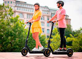 ЭЛЕКТР САМОКАТПЕН ЖОЛДЫҢ ОҢ ЖАҚ ШЕТКІ БӨЛІГІНДЕ 18 ЖАСҚА ТОЛҒАН АДАМДАР ЖҮРЕ АЛАДЫ