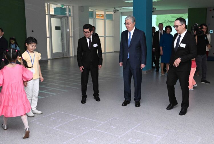 МЕМЛЕКЕТ БАСШЫСЫ ОҚУШЫЛАРДЫҢ ИННОВАЦИЯЛЫҚ ШЫҒАРМАШЫЛЫҚ ОРТАЛЫҒЫНА БАРДЫ