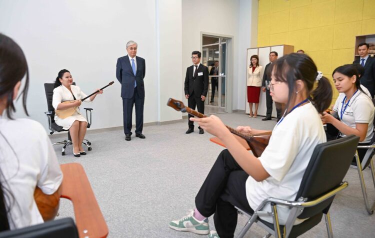 МЕМЛЕКЕТ БАСШЫСЫ ОҚУШЫЛАРДЫҢ ИННОВАЦИЯЛЫҚ ШЫҒАРМАШЫЛЫҚ ОРТАЛЫҒЫНА БАРДЫ