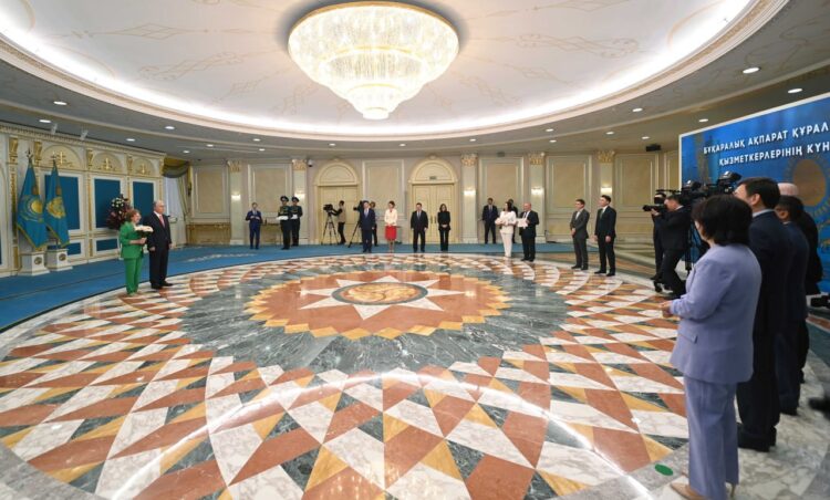 ПРЕЗИДЕНТ ЖУРНАЛИСТЕРДІ МАРАПАТТАДЫ