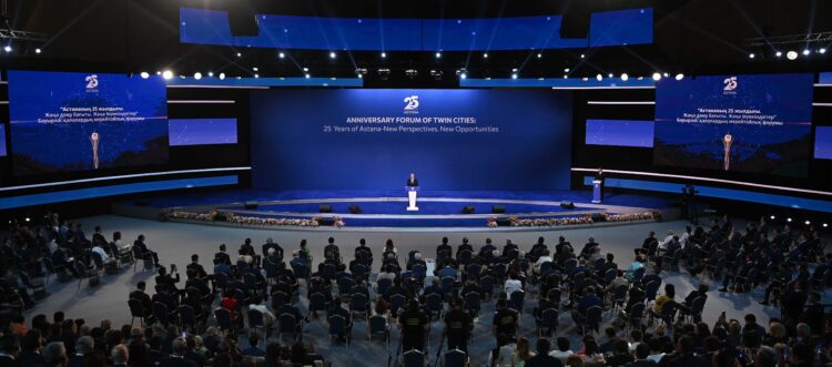 ПРЕЗИДЕНТ АСТАНАНЫҢ 25 ЖЫЛДЫҚ МЕРЕЙТОЙЫНА АРНАЛҒАН БАУЫРЛАС ҚАЛАЛАР ФОРУМЫНА ҚАТЫСТЫ