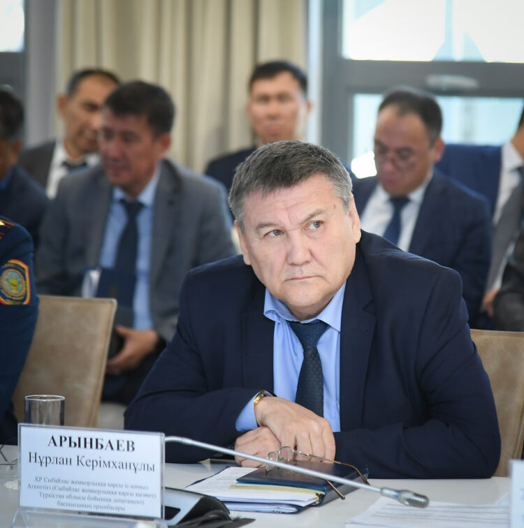 ОБЛЫС БАСШЫСЫ ТҰРҒЫНДАРМЕН КЕЗДЕСТІ