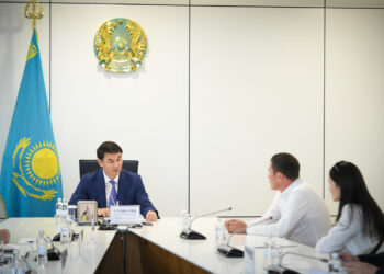 ОБЛЫС БАСШЫСЫ ТҰРҒЫНДАРМЕН КЕЗДЕСТІ