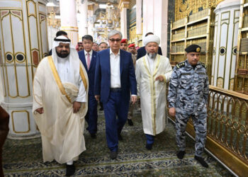 МЕМЛЕКЕТ БАСШЫСЫ МҰХАММЕД ПАЙҒАМБАР МЕШІТІНЕ ЗИЯРАТ ЕТТІ