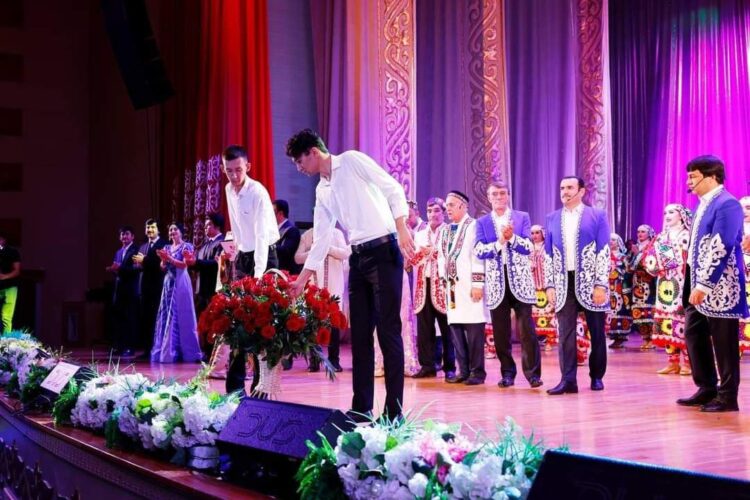 ТӘЖІКСТАННЫҢ ӨНЕР ЖҰЛДЫЗДАРЫ ШЫМКЕНТТІ ӘНГЕ БӨЛЕДІ