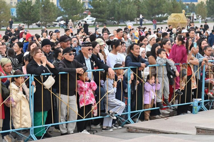 АШЫҚ АСПАН АСТЫНДА РЕСПУБЛИКА КҮНІ ТОЙЛАНДЫ