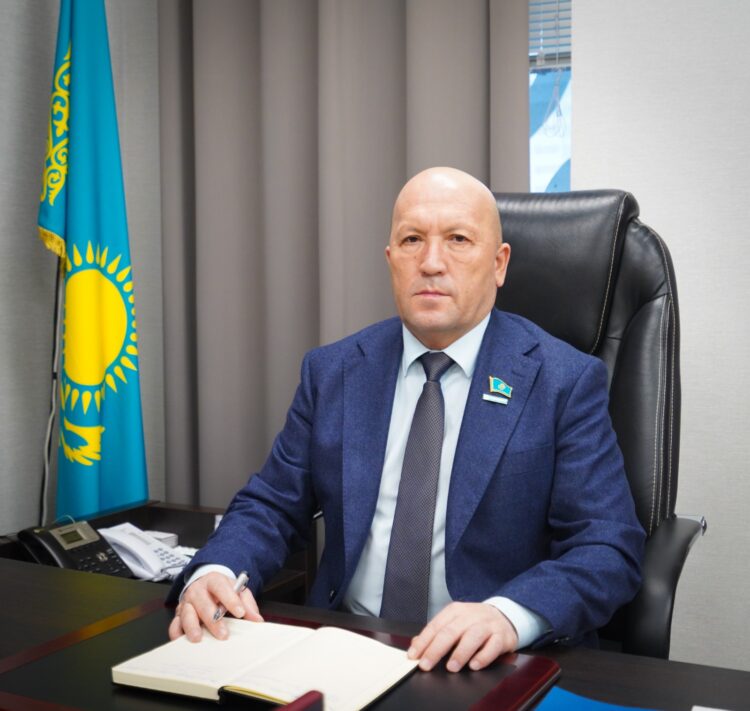 ТҮРКІСТАН ОБЛЫСТЫҚ МӘСЛИХАТЫНЫҢ ТӨРАҒАСЫ НҰРАЛЫ ӘБІШОВ: АНЫҚТАЛҒАН МӘСЕЛЕЛЕРДІҢ ШЕШІЛУІНЕ ДЕПУТАТТАР БАРЫНША АТСАЛЫСЫП КЕЛЕДІ