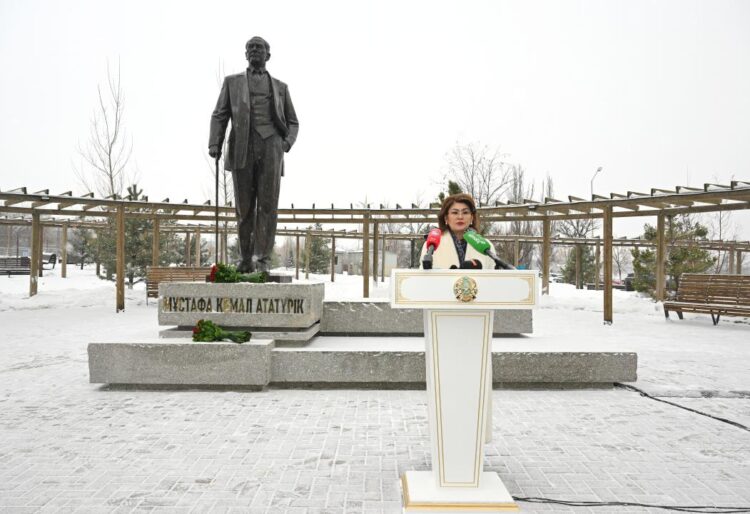 АЛМАТЫДА МҰСТАФА КЕМАЛ АТАТҮРІККЕ АРНАЛҒАН ЕСКЕРТКІШ АШЫЛДЫ