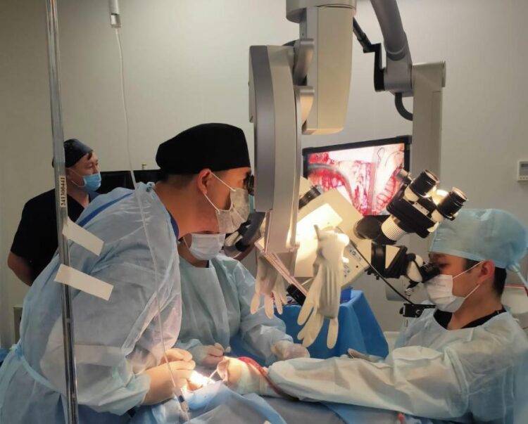 ШЫМКЕНТ ҚАЛАСЫНЫҢ ҚАЛАЛЫҚ БАЛАЛАР АУРУХАНАСЫНДА СИРЕК КЕЗДЕСЕТІН МОЙЯ-МОЙЯ АУРУЫ БАР БАЛАҒА СӘТТІ ОПЕРАЦИЯ ЖАСАЛДЫ