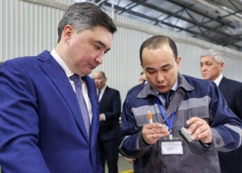 ОЛЖАС БЕКТЕНОВ ҚАРАҒАНДЫ ОБЛЫСЫНЫҢ БІРҚАТАР НЕГІЗГІ ӨНЕРКӘСІПТІК КӘСІПОРНЫНА БАРДЫ