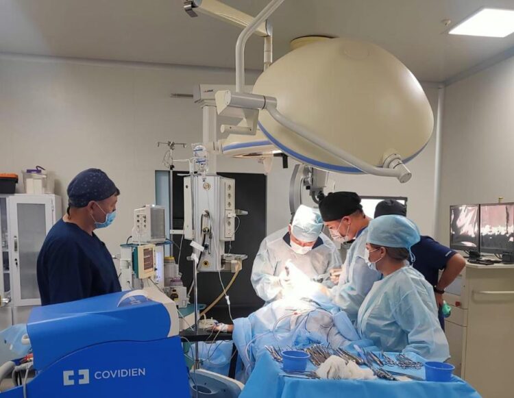 ШЫМКЕНТ ҚАЛАСЫНЫҢ ҚАЛАЛЫҚ БАЛАЛАР АУРУХАНАСЫНДА СИРЕК КЕЗДЕСЕТІН МОЙЯ-МОЙЯ АУРУЫ БАР БАЛАҒА СӘТТІ ОПЕРАЦИЯ ЖАСАЛДЫ