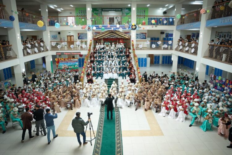 ЕКІ МИЛЛИОНҒА ЖУЫҚ БАЛА БІР МЕЗЕТТЕ АТАҚТЫ КҮЙЛЕРДІ ОРЫНДАДЫ