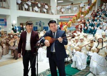 ЕКІ МИЛЛИОНҒА ЖУЫҚ БАЛА БІР МЕЗЕТТЕ АТАҚТЫ КҮЙЛЕРДІ ОРЫНДАДЫ