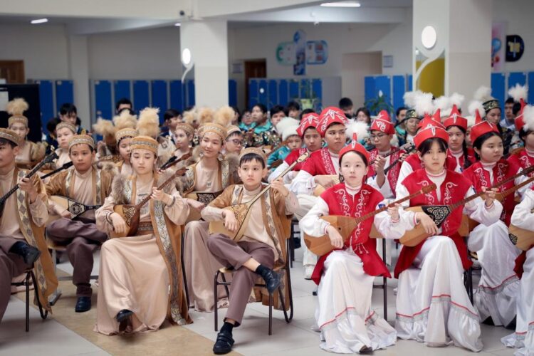 ЕКІ МИЛЛИОНҒА ЖУЫҚ БАЛА БІР МЕЗЕТТЕ АТАҚТЫ КҮЙЛЕРДІ ОРЫНДАДЫ