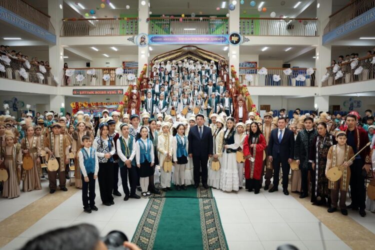 ЕКІ МИЛЛИОНҒА ЖУЫҚ БАЛА БІР МЕЗЕТТЕ АТАҚТЫ КҮЙЛЕРДІ ОРЫНДАДЫ