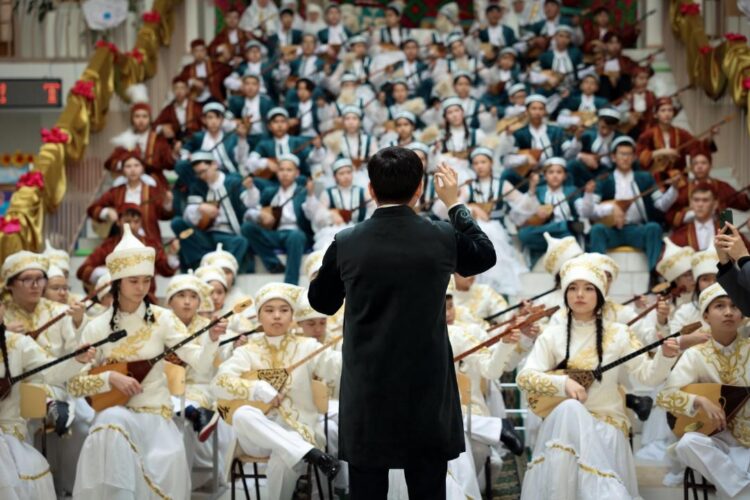 ЕКІ МИЛЛИОНҒА ЖУЫҚ БАЛА БІР МЕЗЕТТЕ АТАҚТЫ КҮЙЛЕРДІ ОРЫНДАДЫ