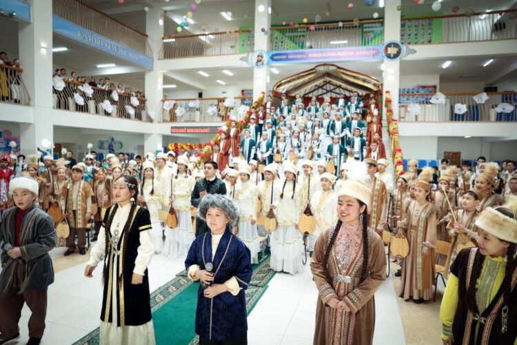 ЕКІ МИЛЛИОНҒА ЖУЫҚ БАЛА БІР МЕЗЕТТЕ АТАҚТЫ КҮЙЛЕРДІ ОРЫНДАДЫ