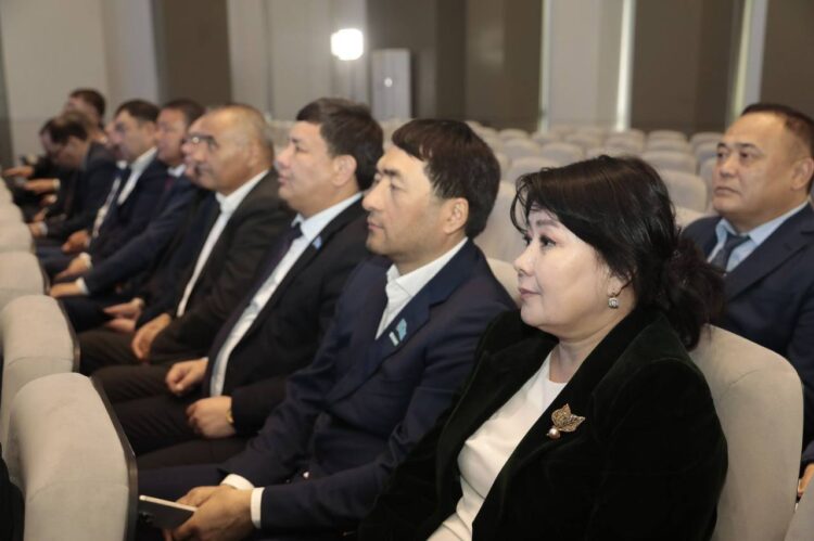 СЕНАТ ТӨРАҒАСЫ ОБЛЫС ДЕПУТАТТАРЫМЕН КЕЗДЕСТІ