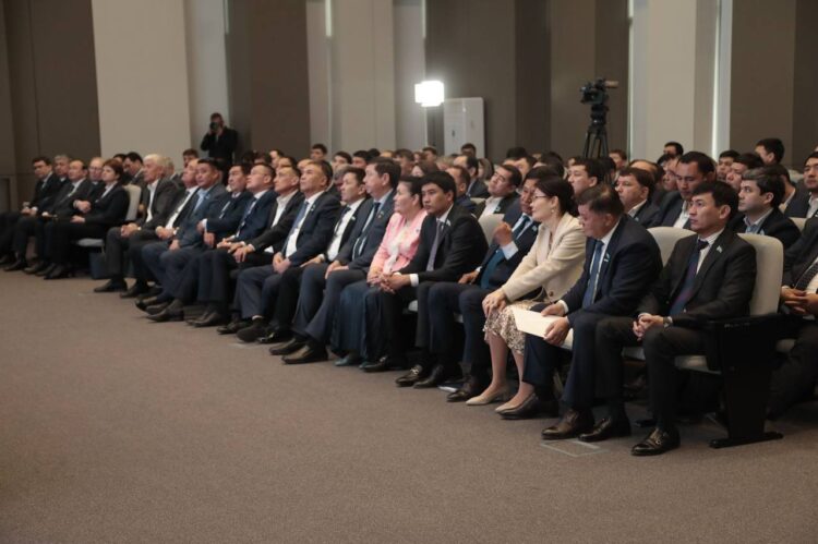 СЕНАТ ТӨРАҒАСЫ ОБЛЫС ДЕПУТАТТАРЫМЕН КЕЗДЕСТІ