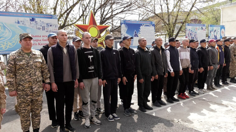 ЖАС САРБАЗДАР ӘСКЕРГЕ АТТАНДЫ