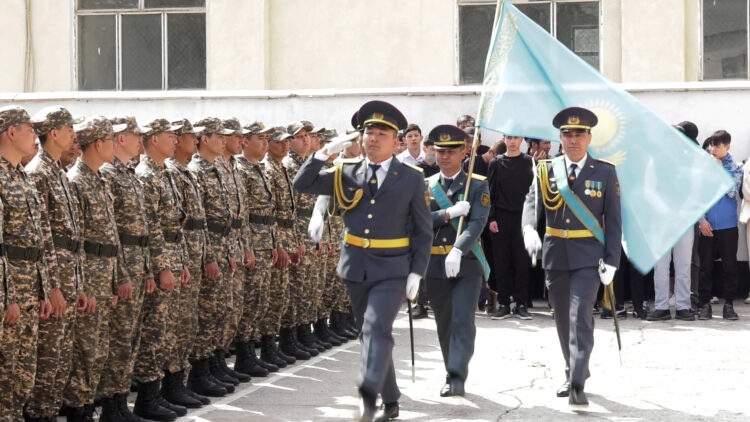 ЖАС САРБАЗДАР ӘСКЕРГЕ АТТАНДЫ