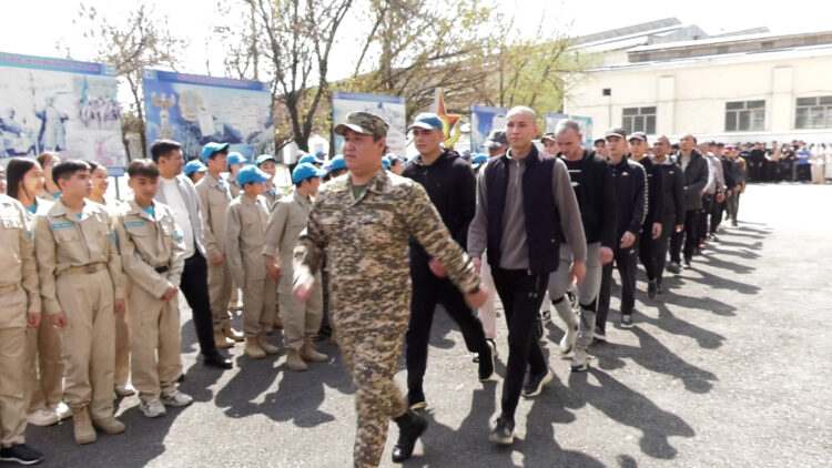 ЖАС САРБАЗДАР ӘСКЕРГЕ АТТАНДЫ