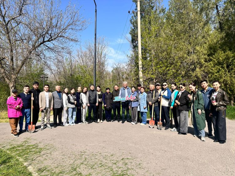 ЖУРНАЛИСТЕР ДЕНДРОСАЯБАҚҚА КӨШЕТ ЕКТІ