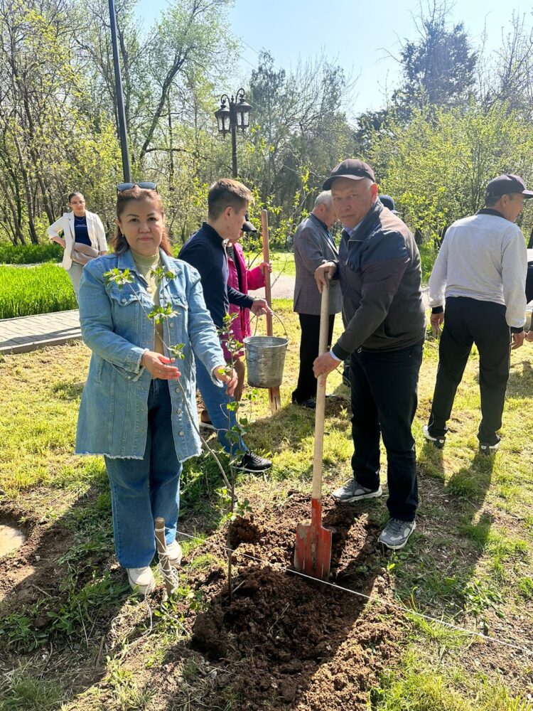 ЖУРНАЛИСТЕР ДЕНДРОСАЯБАҚҚА КӨШЕТ ЕКТІ