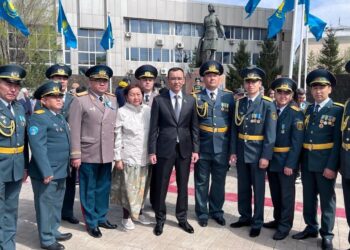 АУМАҚТЫҚ ҚОРҒАНЫС ӘСКЕРИ ҚЫЗМЕТШІЛЕРІ ӘЛИЯ МОЛДАҒҰЛОВАНЫҢ ЕСКЕРТКІШІНЕ ГҮЛ ШОҚТАРЫН ҚОЙДЫ