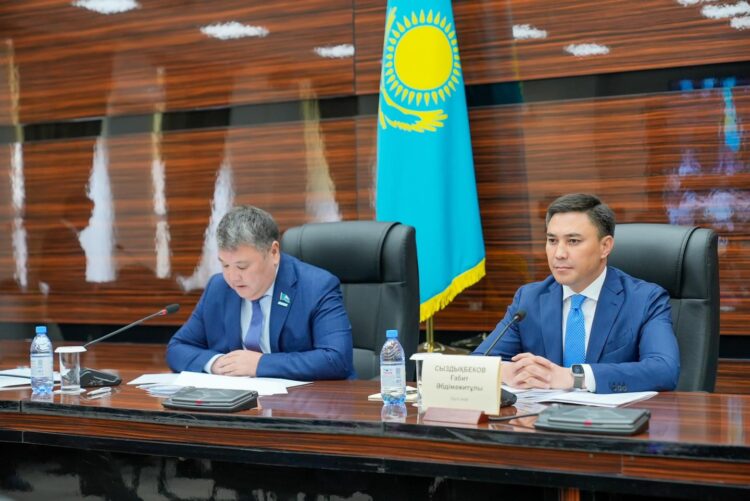 ҚОҒАМДЫҚ КӨЛІКТЕ МЕКТЕП ОҚУШЫЛАРЫ ТЕГІН ЖҮРЕДІ