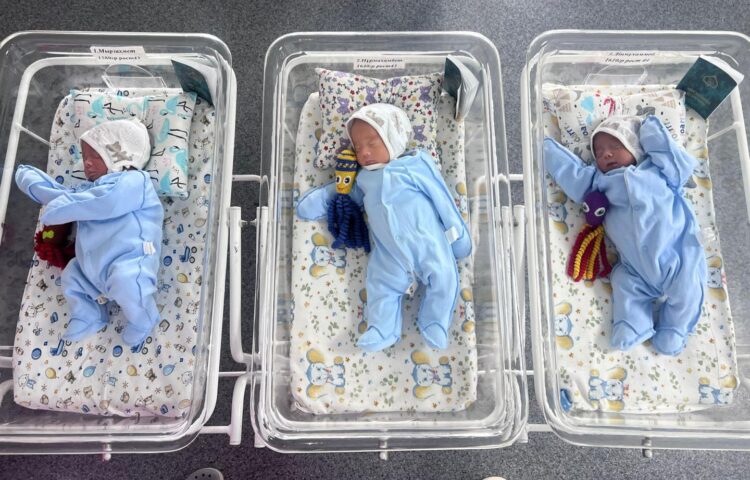 ҮШЕМ ДҮНИЕГЕ КЕЛДІ