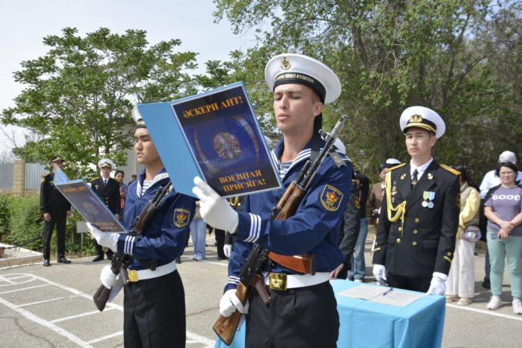 АҚТАУДА ӘСКЕРИ ТЕҢІЗШІЛЕР ӘСКЕРИ АНТ ҚАБЫЛДАДЫ