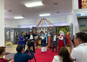 БІР ШАҢЫРАҚ АСТЫНДА