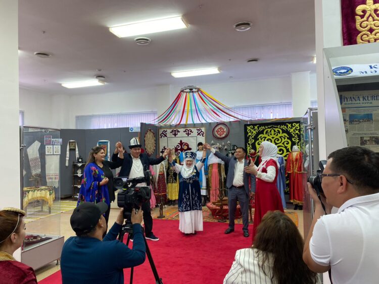 БІР ШАҢЫРАҚ АСТЫНДА