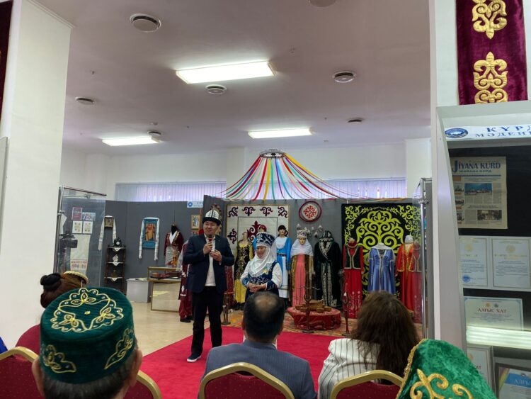 БІР ШАҢЫРАҚ АСТЫНДА