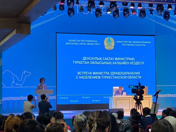 ДЕНСАУЛЫҚ САҚТАУ МИНИСТРІ ТҰРҒЫНДАРМЕН КЕЗДЕСТІ