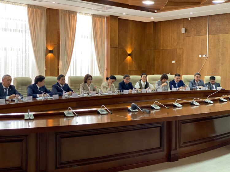 ДЕНСАУЛЫҚ САҚТАУ МИНИСТРІ ТҰРҒЫНДАРМЕН КЕЗДЕСТІ