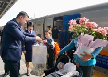 БЕС МИЛЛИОНШЫ ЖОЛАУШЫНЫ САЛТАНАТТЫ ТҮРДЕ ҚҰТТЫҚТАДЫ