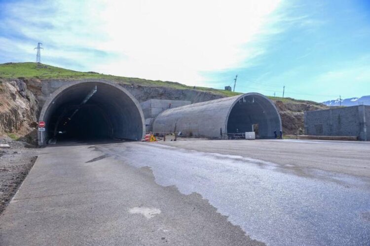 КӨЛІК МИНИСТРЛІГІ ЕЛІМІЗДЕГІ АВТОМОБИЛЬ ТУННЕЛІ-ШАҚПАҚ БАБА АСУЫНДАҒЫ ҚҰРЫЛЫС ЖҰМЫСТАРЫНЫҢ АЯҚТАЛУ МЕРЗІМІН АТАДЫ