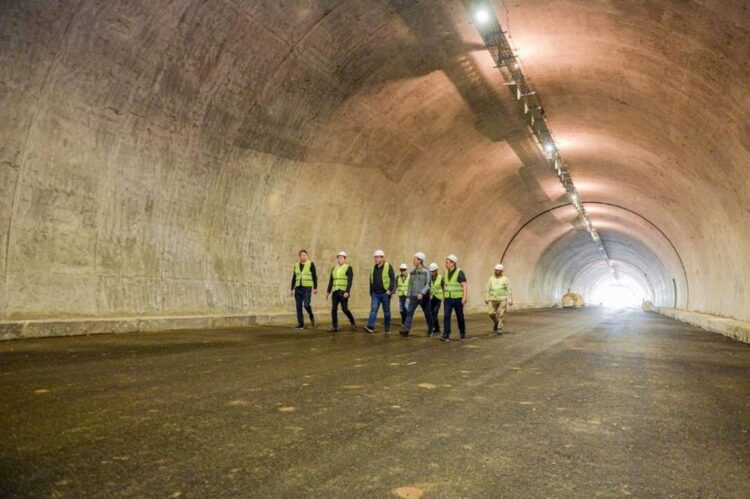 КӨЛІК МИНИСТРЛІГІ ЕЛІМІЗДЕГІ АВТОМОБИЛЬ ТУННЕЛІ-ШАҚПАҚ БАБА АСУЫНДАҒЫ ҚҰРЫЛЫС ЖҰМЫСТАРЫНЫҢ АЯҚТАЛУ МЕРЗІМІН АТАДЫ
