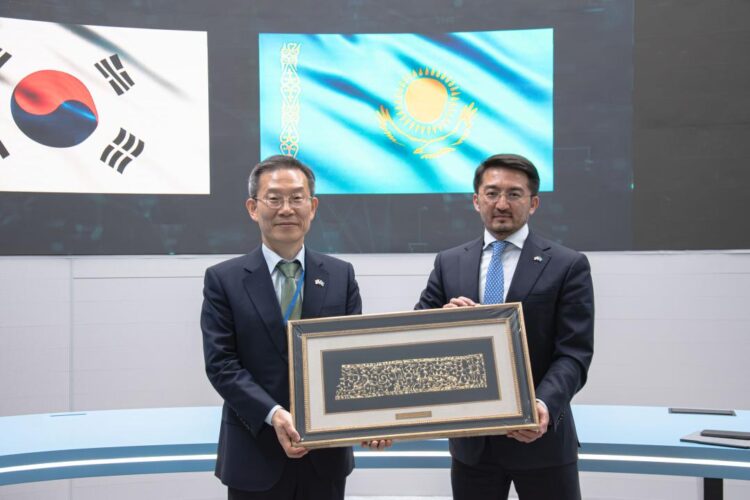 ЦИФРЛЫҚ ДАМУ МИНИСТРІГІНЕ КОРЕЯ РЕСПУБЛИКАСЫНЫҢ ҒЫЛЫМ ЖӘНЕ АКТ МИНИСТРІ ЛИ ЧОН ХО КЕЛДІ