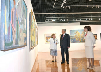 ПРЕЗИДЕНТ ҰЛТТЫҚ МУЗЕЙДЕГІ ӨНЕР ТУЫНДЫЛАРЫ КӨРМЕСІН ТАМАШАЛАДЫ