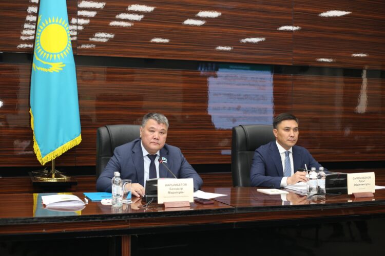 МӘСЛИХАТ ДЕПУТАТТАРЫНЫҢ КЕЗЕКТІ СЕССИЯСЫ