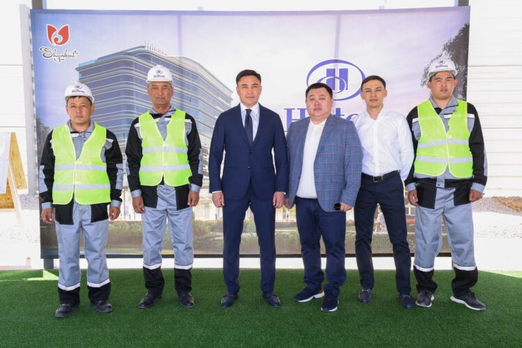 БЕС ЖҰЛДЫЗДЫ ҚОНАҚ ҮЙДІҢ ҚҰРЫЛЫСЫ БАСТАЛДЫ