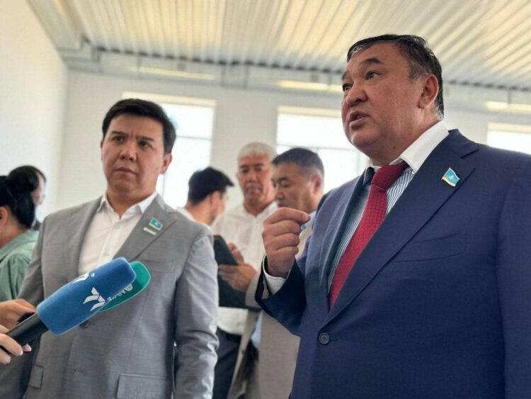 МӘЖІЛІСМЕНДЕР ОБЛЫСТАҒЫ МАҢЫЗДЫ НЫСАНДАРДЫ АРАЛАДЫ