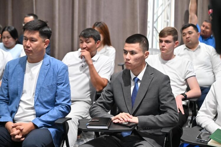 СЕНАТ ТӨРАҒАСЫ БЕЛСЕНДІ ЖАСТАРМЕН КЕЗДЕСТІ