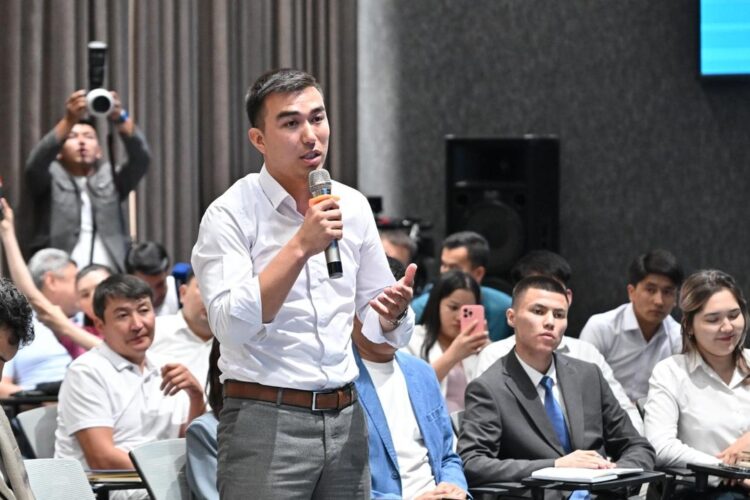 СЕНАТ ТӨРАҒАСЫ БЕЛСЕНДІ ЖАСТАРМЕН КЕЗДЕСТІ