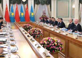 ҚАСЫМ-ЖОМАРТ ТОҚАЕВ ПЕН СИ ЦЗИНЬПИН КЕҢЕЙТІЛГЕН ҚҰРАМДА КЕЛІССӨЗ ЖҮРГІЗДІ